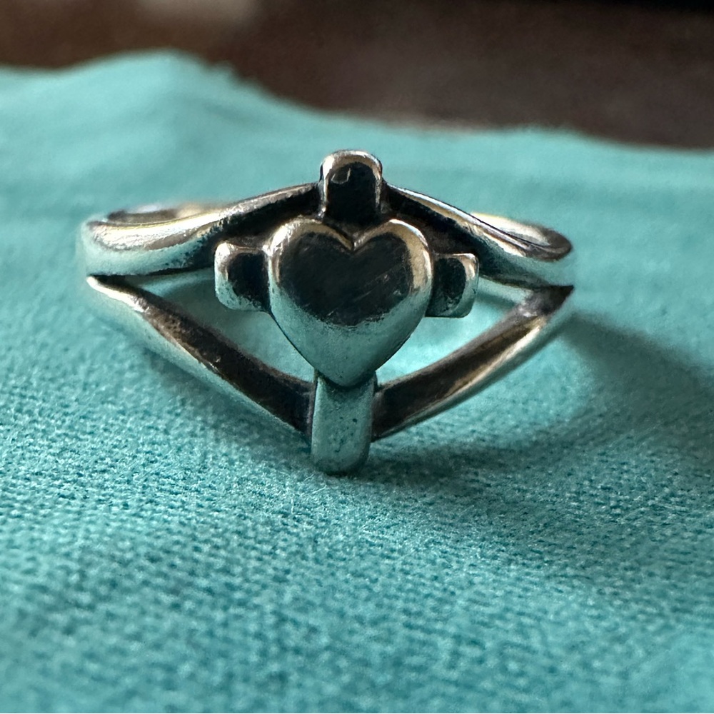 James Avery sterling silver retired cross with heart ring
Size 5 1/2